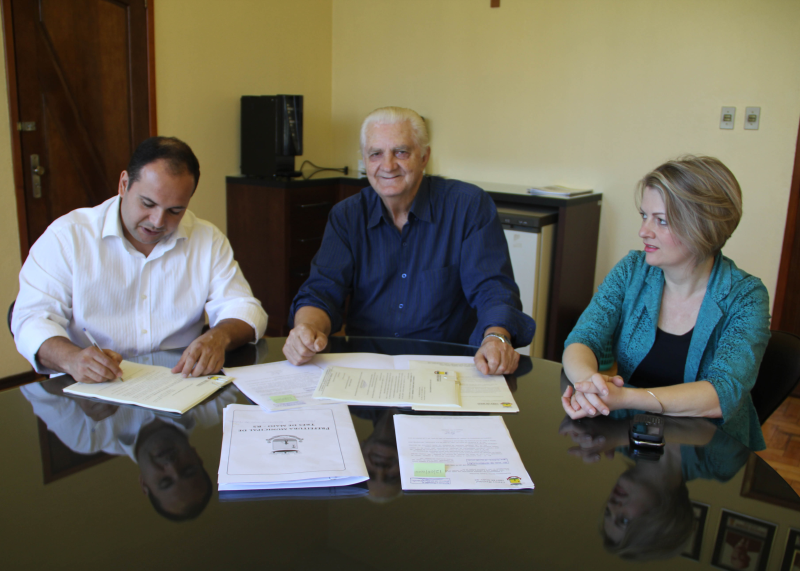 PREFEITO EM EXERCÍCIO ASSINA LEIS EM PROL DE IDOSOS DO MUNICÍPIO